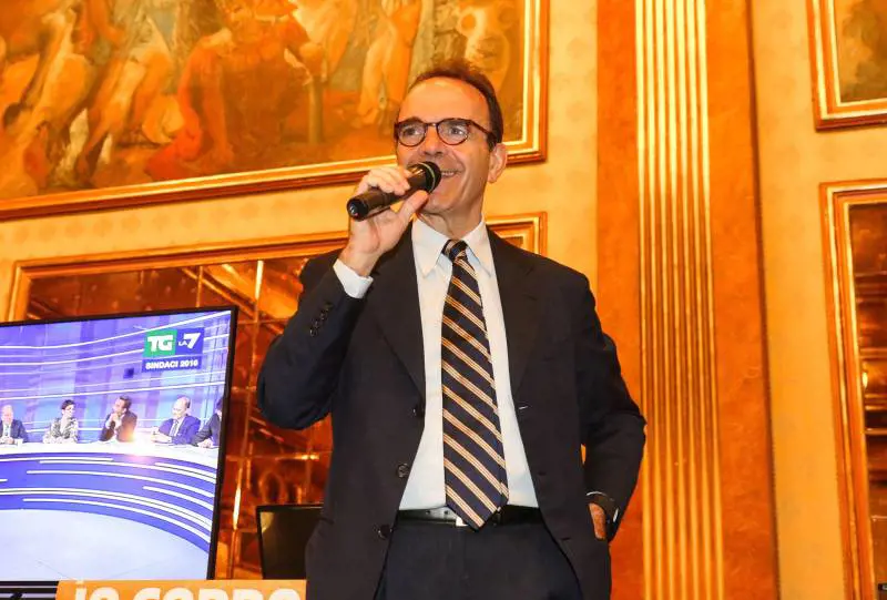 Parisi aggancia Sala e scatta in avanti. Forza Italia al 20%