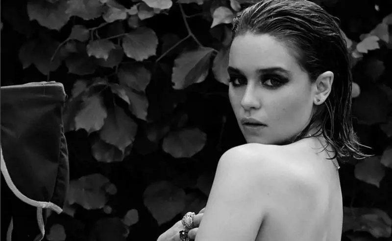 Emilia Clarke si mostra in topless