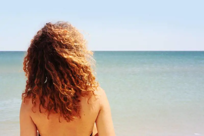 Capelli al mare: come proteggerli da sole e salsedine