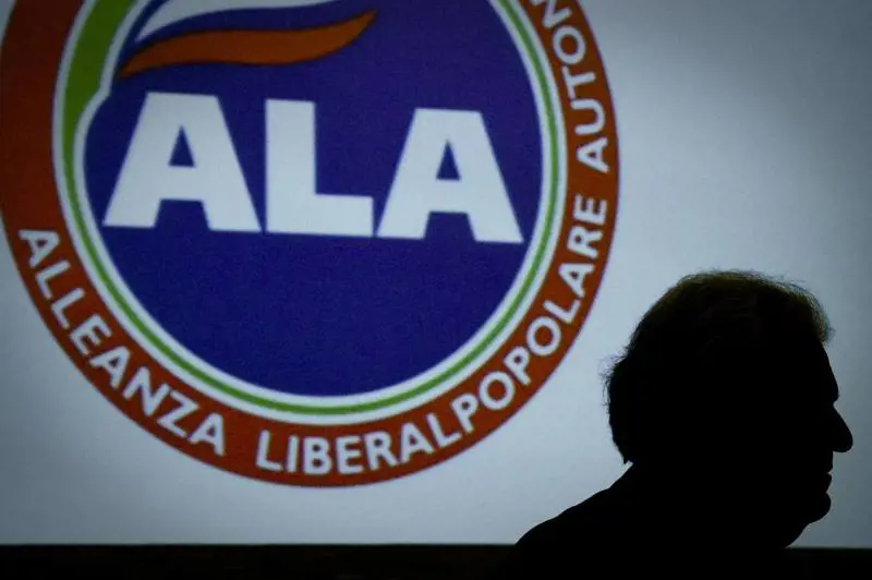 Renzi si piega alla minoranza Pd