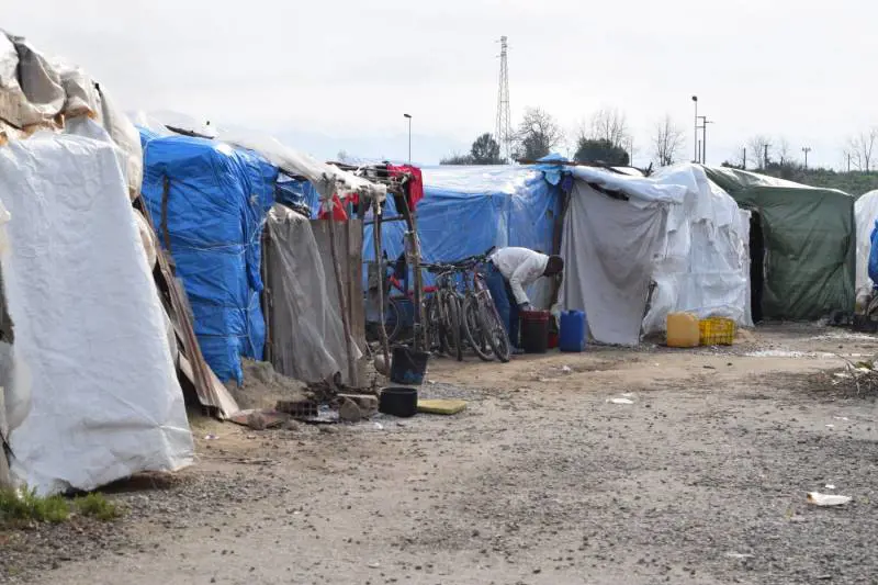 Un migrante lo accoltella: carabiniere spara e lo uccide