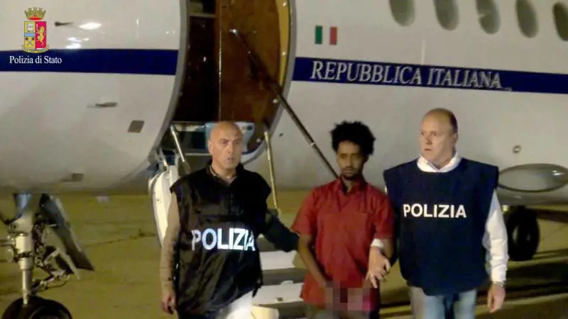 Cannibalismo e corpi smembrati nel cellulare dello scafista che vende gli organi dei migranti
