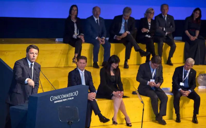 Ora Renzi snobba pure i fischi: "È normale, ci metto la faccia"