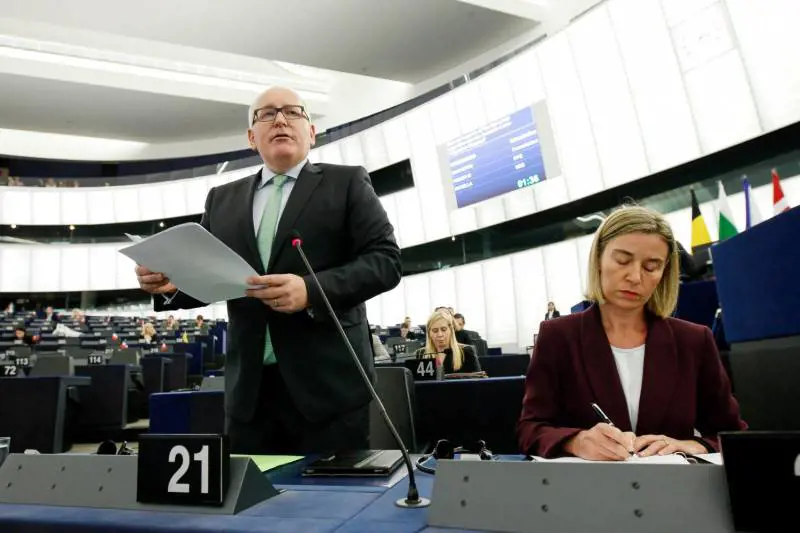 Immigrazione, Mogherini avverte: "Chi fa muri sarà punito"