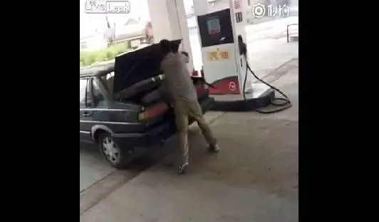 Pugni e schiaffi, poi chiude ​la moglie nel bagagliaio dell'auto