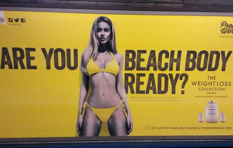 Khan vieta uno spot con modella in bikini: accusato di integralismo