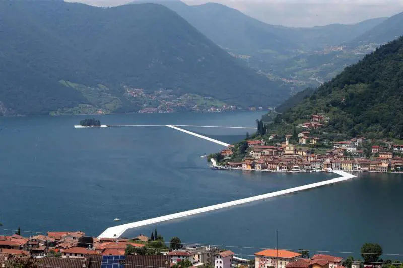 The floating piers, passerella per camminare sul lago di Iseo