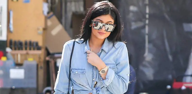 Kylie Jenner, curve esplosive in costume da bagno