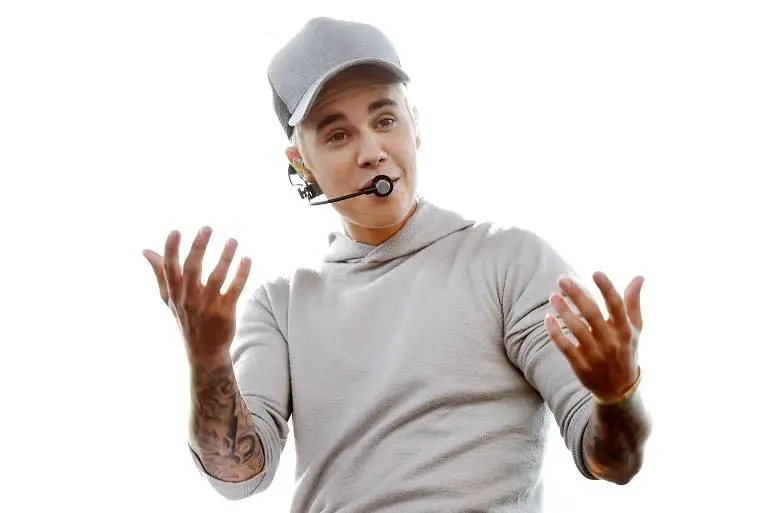 Gaffe per Justin Bieber. Cade dal palco durante il concerto