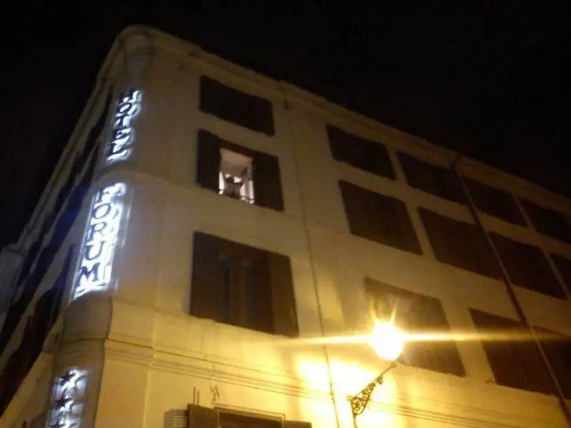 Lo show di Grillo dal balcone: appendino e braccia al cielo