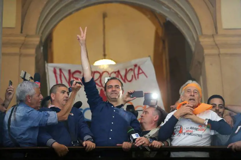 Il consigliere straniero che non sa l'italiano molla "DeMa"