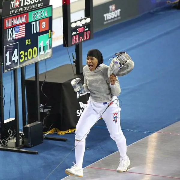 Ibtihaj Muhammad esulta durante un match