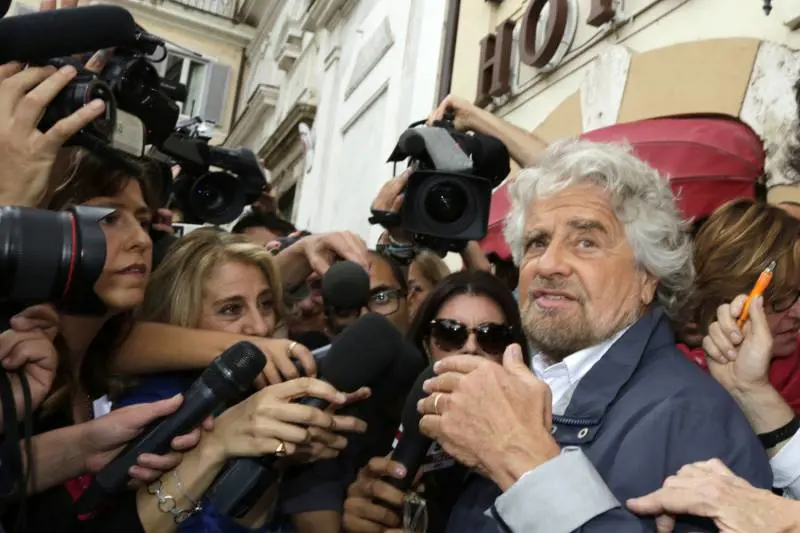 Gelo tra Raggi e Grillo