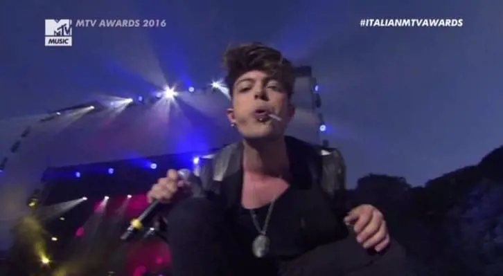 The kolors, Stash insultato: "Salta la fila"