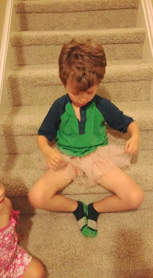 "Mio figlio si mette lo smalto e si veste da donna. Deve fare quello che vuole"