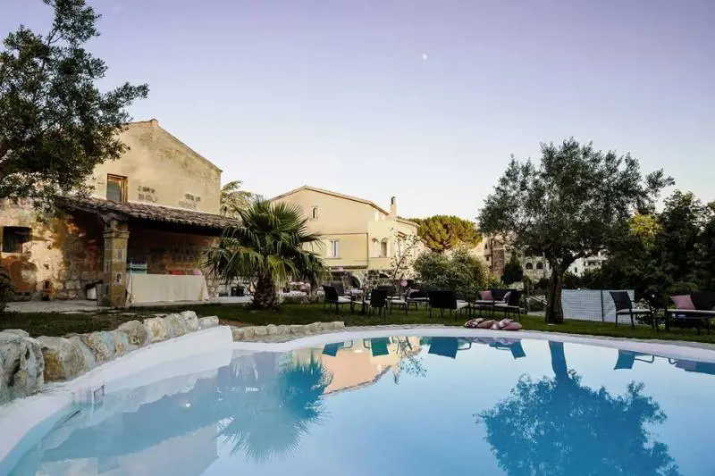 Bimba morta in piscina. Romeno indagato per omicidio e stupro