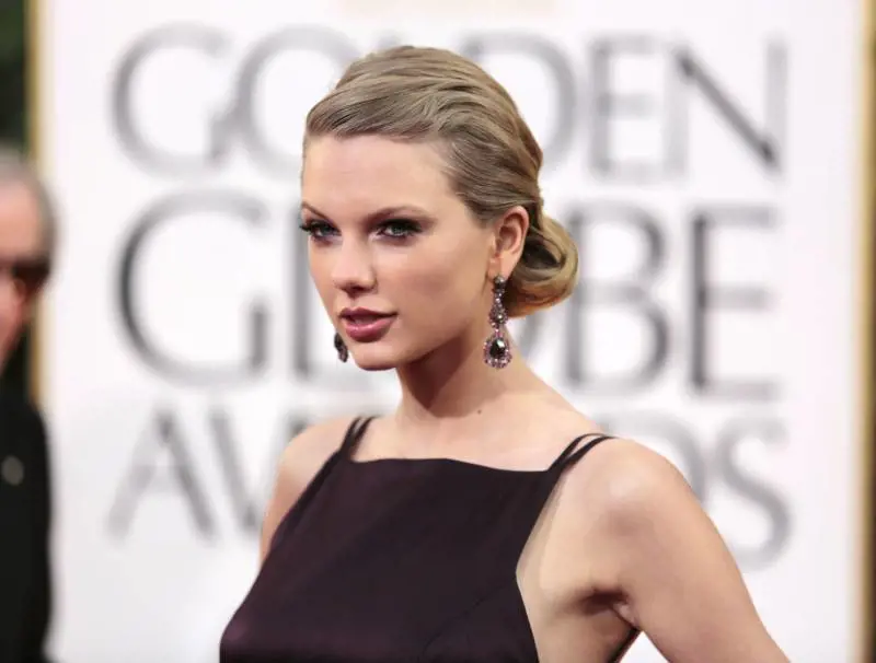 Taylor Swift e Tom Hiddleston ballano a un concerto