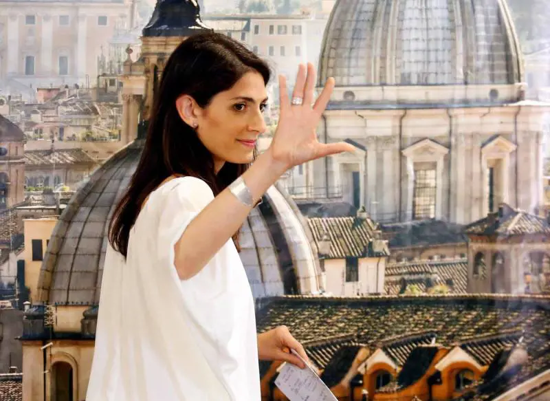 Consulenze della Raggi all'Asl, aperta un'inchiesta in procura