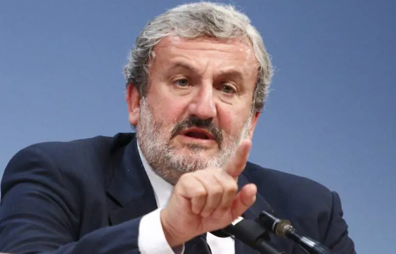 "Emiliano vuole fare il premier. Ma in Puglia rischiamo il colera"
