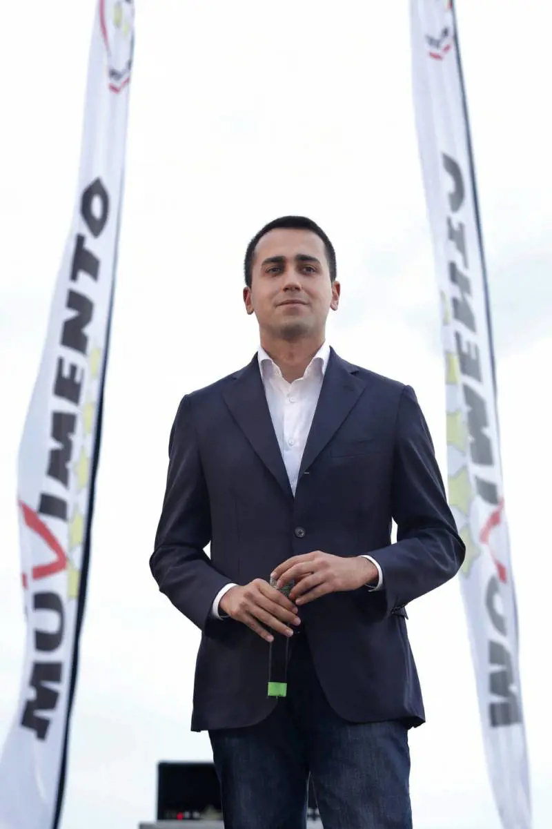 Di Maio si scopre europeista: "Non vogliamo l'uscita dall'Ue"