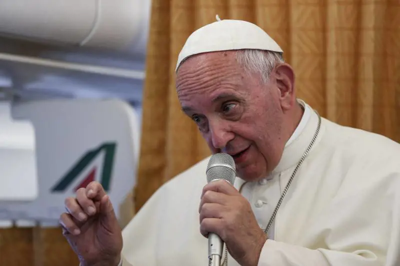 Papa Francesco bacchetta la Chiesa: "Deve chiedere scusa ai gay"