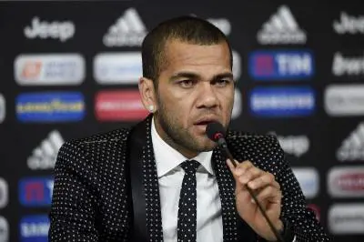 Juve, Dani Alves si sfoga su Twitter: "Lasciatemi in pace ca...!"
