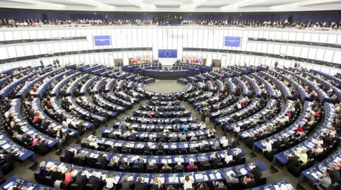 Ue approva mozione Brexit. M5s vota con Le Pen e Salvini