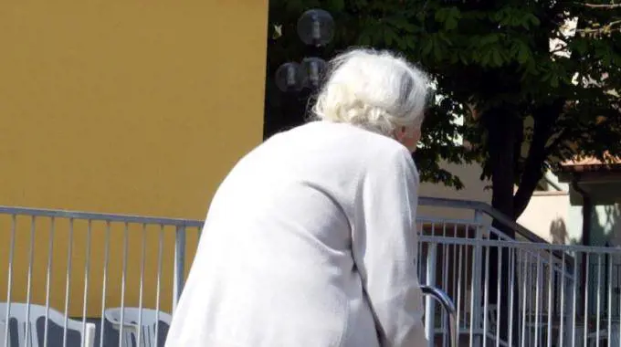 L'inganno sul filo del telefono, così truffano i nostri anziani