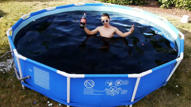 Riempie la piscina con 6mila litri di Coca-Cola, aggiunge le Mentos e poi... ci si tuffa