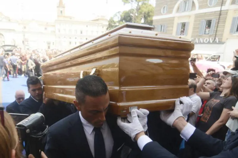 Gli italiani danno l'ultimo saluto a Bud Spencer