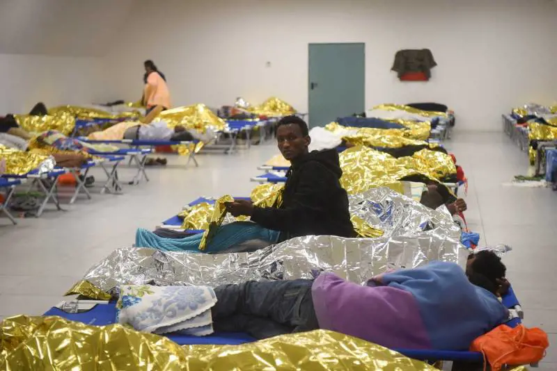 Mille profughi arrivati a Milano Collassa l'hub della Centrale