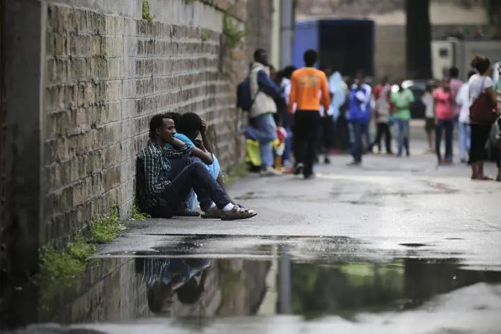 Roma, centinaia di migranti accampati nell'ex Baobab
