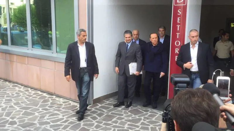 Berlusconi dimesso dal San Raffaele: torna a casa dopo l'intervento