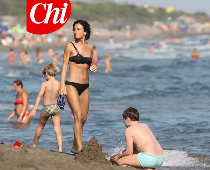La First Lady in bikini: Agnese Landini paparazzata in spiaggia