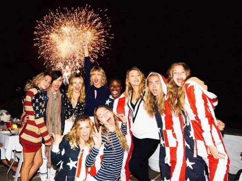 Il 4 luglio di Taylor Swift, con Cara (Delevingne), Gigi (Hadid) e Tom (Hiddleston)