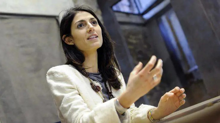 Virginia Raggi diventa santa sui cassonetti dell'immondizia