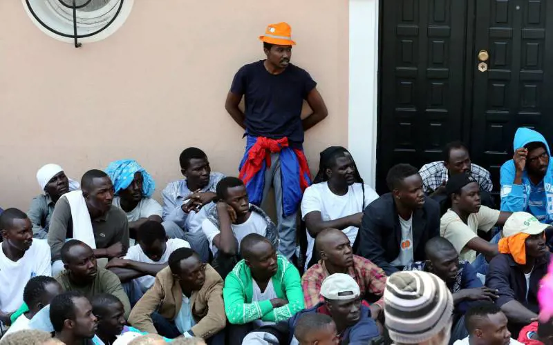 Como, invasione di migranti respinti alla frontiera dagli svizzeri