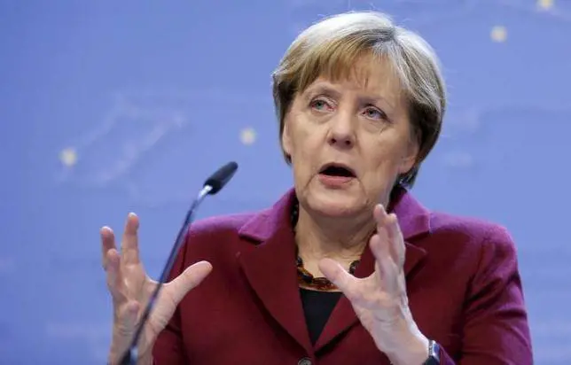 La Merkel ai migranti: "Tollerate chi mangia carne di maiale"