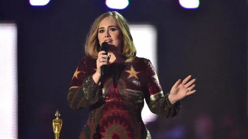 Capricci da star per Adele: ordina una pizza a 112 km di distanza