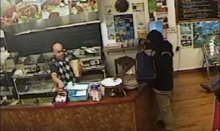 Rapina in una Kebab House: il proprietario ferma il rapinatore... ignorandolo