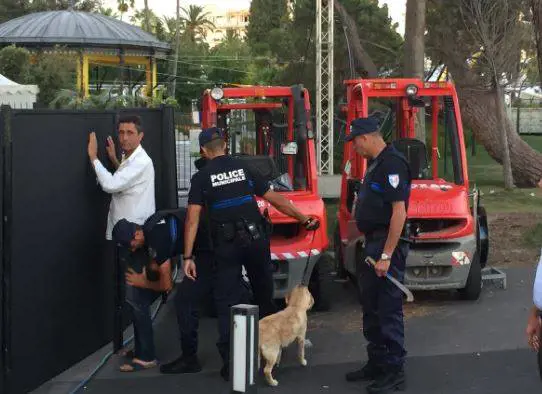 Nizza, fermato un uomo armato di machete
