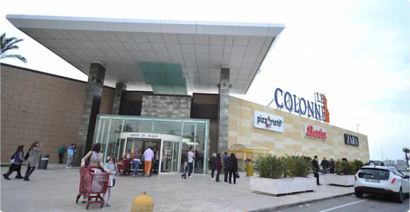 Fumogeni e paura in un centro commerciale di Brindisi