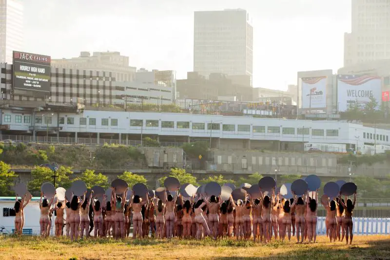 Cento donne nude contro Trump. "Per 'illuminare' i repubblicani"