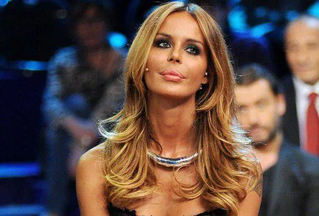 Nina Moric ironica su Facebook: si riferisce a Belen Rodriguez?