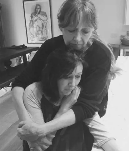 Il tumore di Brenda non molla: eccola in lacrime mentre si rasa i capelli