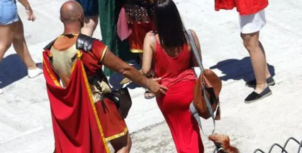 Nella Roma del degrado fra molestie e soldi in nero tornano i finti centurioni