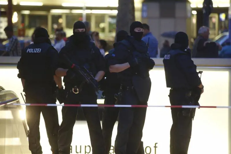 Monaco, l'ultimo gesto del killer: "Si è sparato davanti agli agenti"