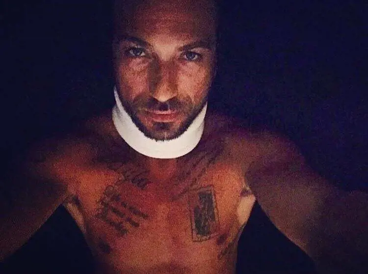 Incidente per il re dei tronisti: Costantino Vitagliano col collare ortopedico