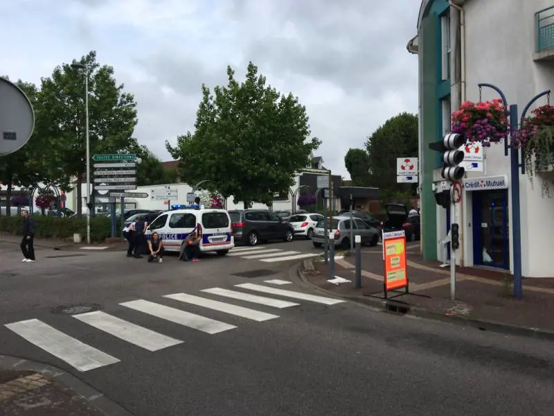 Rouen, la moglie di un ferito: "Si è finto morto"