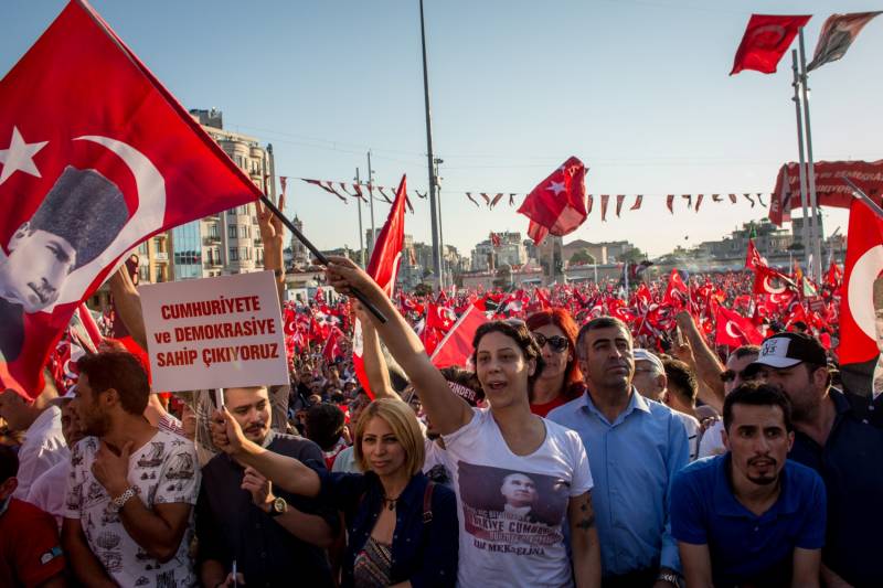 Manifestanti in piazza Taksim per il raduno voluto dal Chp